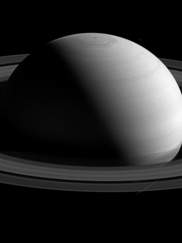 16 imágenes en B/N de Saturno y sus anillos