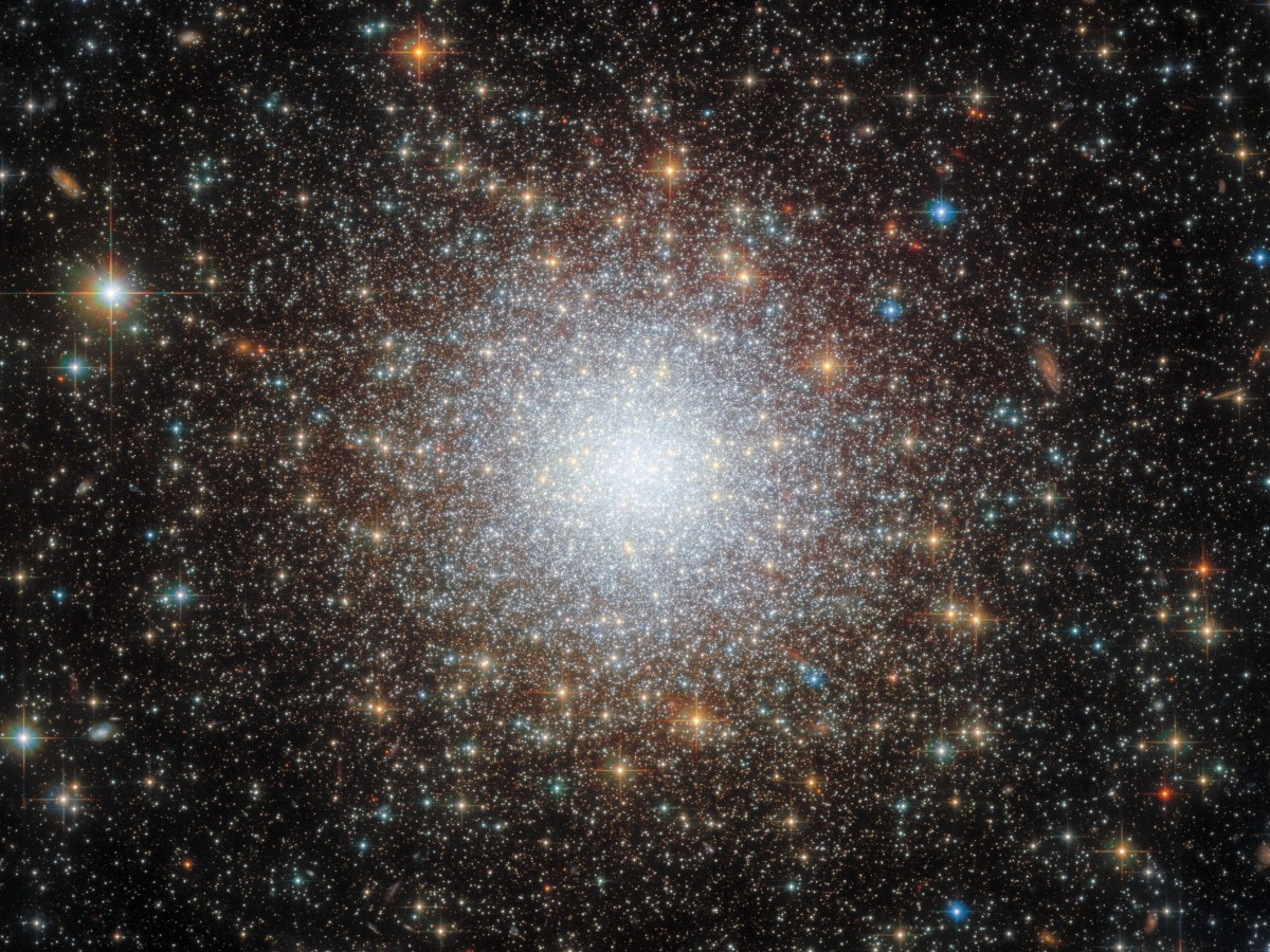 NGC 2210: un cúmulo en la nube